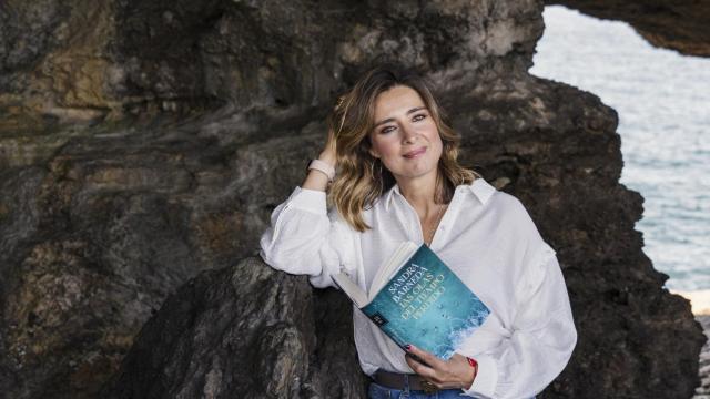 Sandra Barneda en la Ojerada (Ajo), donde se ambienta su nuevo libro.