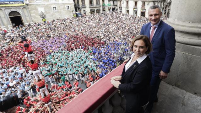Ada Colau junto al alcalde de Kiev, Vitali Klitschko, durante las fiestas de la Mercé de este año.
