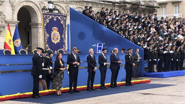 Entrega de condecoraciones al mérito por parte de las autoridades