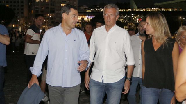 El presidente de la Xunta de Galicia, Alfonso Rueda (i1); el presidente de la Junta de Andalucía, Juanma Moreno (i2); y la delegada de la Xunta en Vigo, Marta Fernández Tapias, asisten al concierto del cantante C Tangana en Vigo.