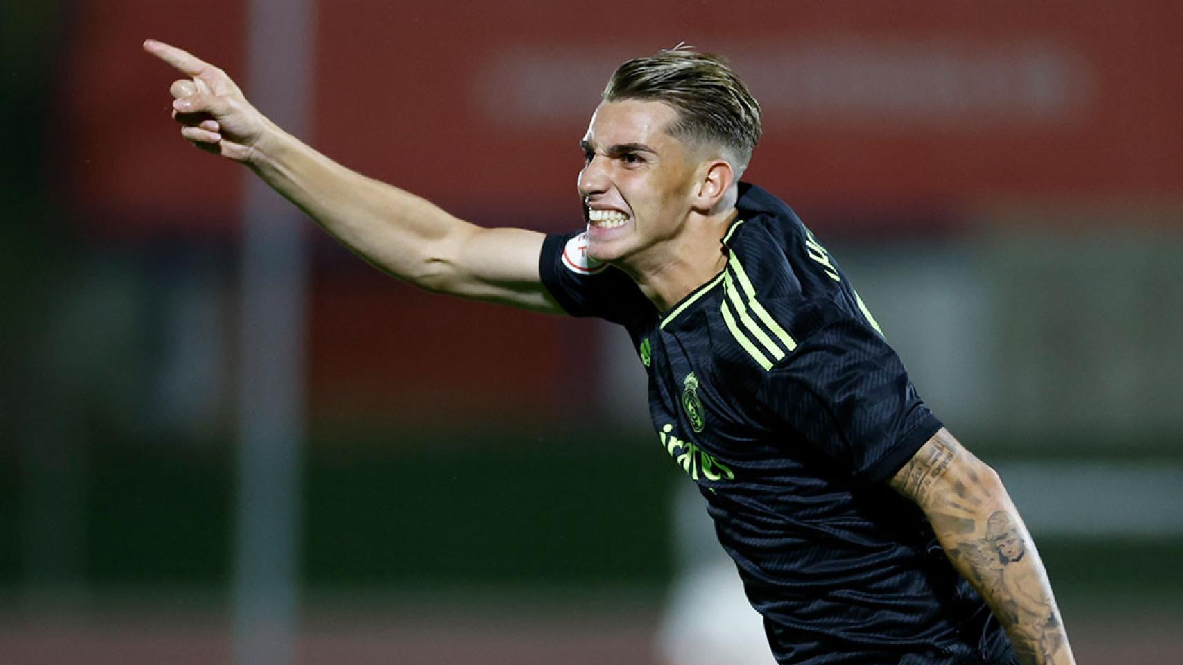 Iker Bravo celebra un gol con el Castilla
