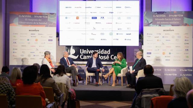 María Josefa Fernández Cañedo, directora general de Cuidados, Humanización y Atención Sociosanitaria del Principado de Asturias;  Enrique Ruiz Escudero, consejero de Sanidad de la Comunidad de Madrid; Arturo Criado, subdirector de EL ESPAÑOL-Invertia;  Sira Repollés, consejera de Sanidad de Aragón; y Miguel Ángel Guzmán Ruiz, viceconsejero de Salud y Consumo de la Junta de Andalucía.