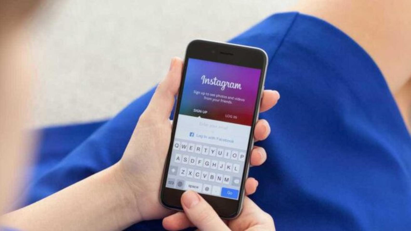 Un usuario abre la aplicación de Instagram en su móvil.