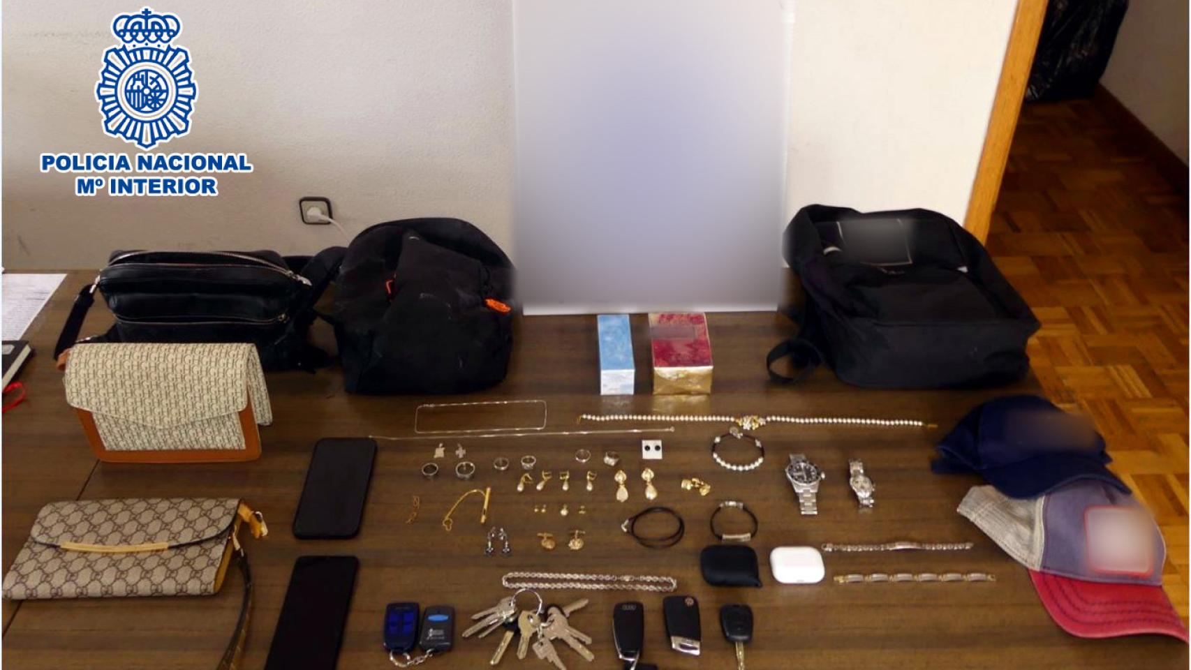 Material intervenido al detenido en Elda.