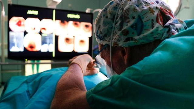 Un médico de la Sanidad valenciana realizando una intervención, en imagen de archivo.