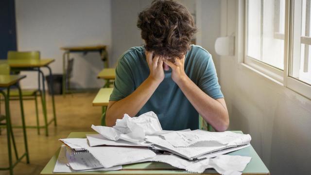 Un joven estudiando
