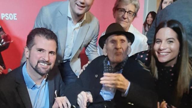 Antonio Alvarado en el centro de la imagen en un acto del PSOE