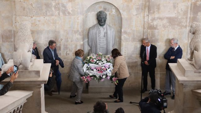 Ofrenda floral ante el busto de Miguel de Unamuno en el Palacio de Anaya