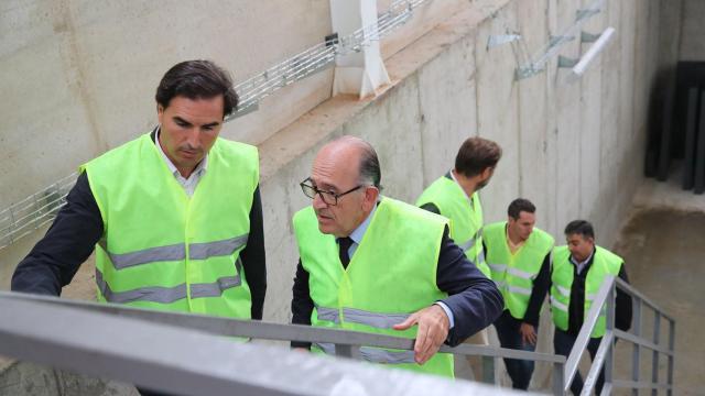 Guzmán Gómez, alcalde de Medina del Campo, a la izquierda durante la visita