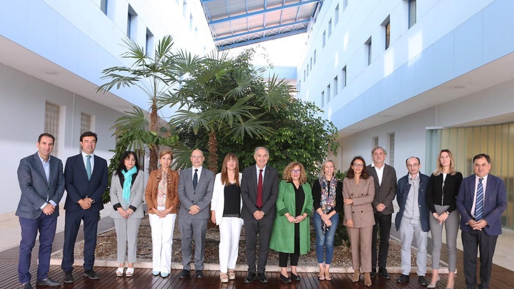 La directora del Parque Científico de la UVa, María Ángeles Pérez Rueda, sexta por la izquierda junto al rector de la UVa y presidente del Patronato, Antonio Largo, y el resto de patronos que han asistido al nombramiento