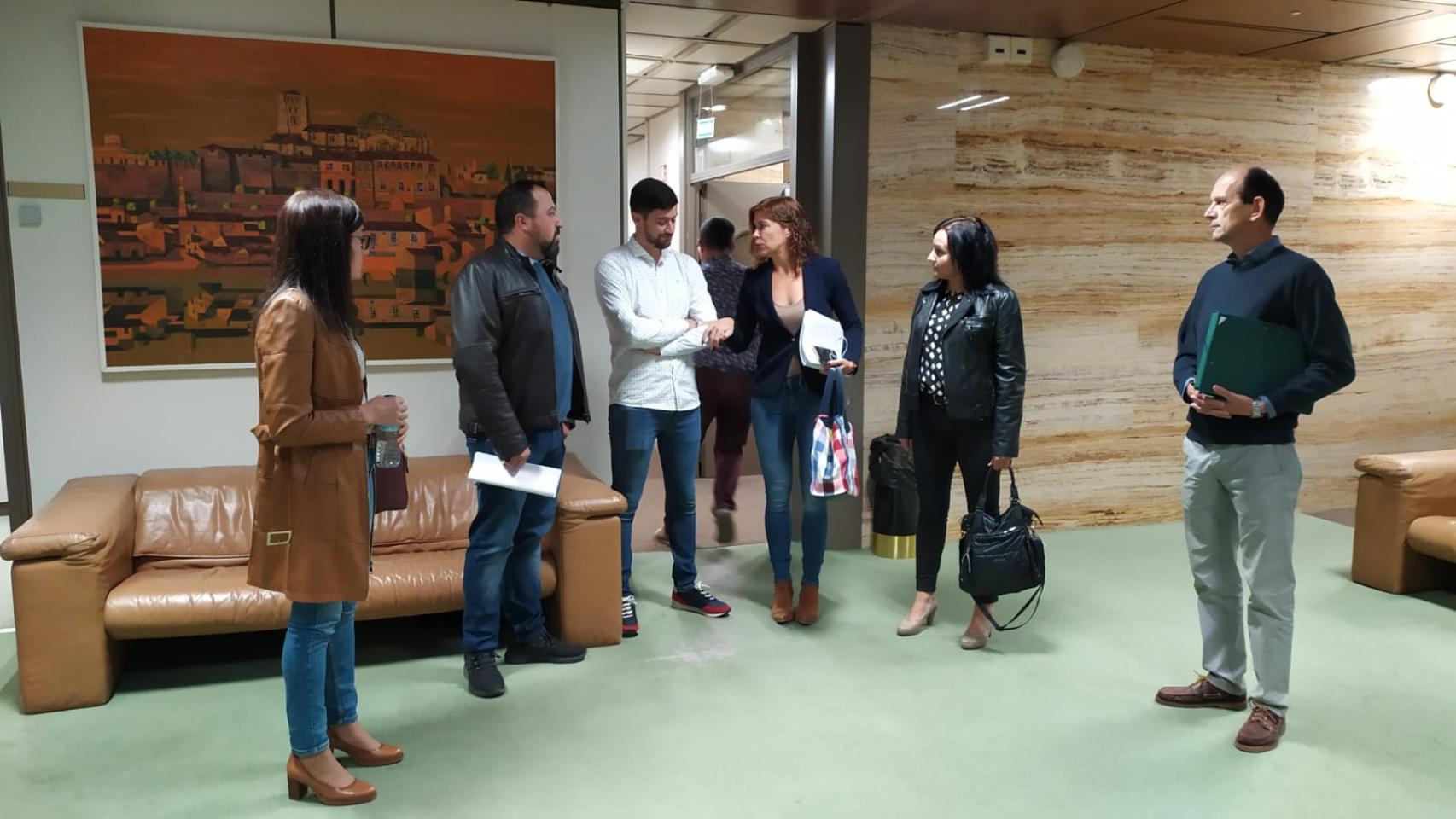 Reunión de Clara San Damián con La Culebra no se calla, en la Junta