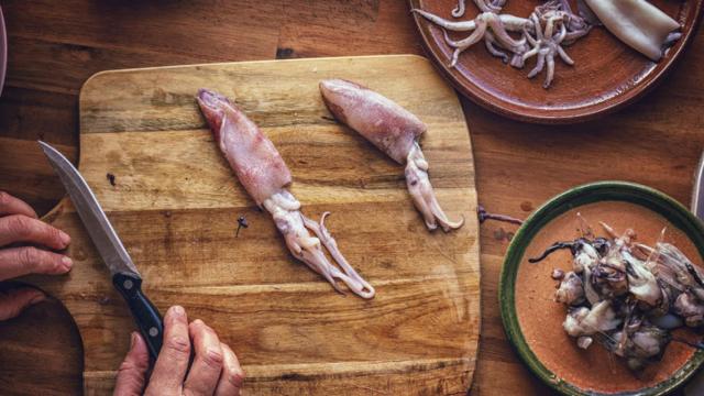 Calamares y chipirones, ¿cómo limpiarlos en tiempo record?