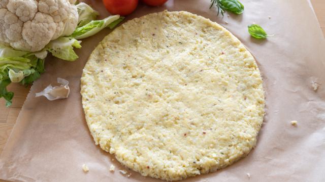 Masa de pizza de coliflor (sin harina), ¡una versión más ligera!