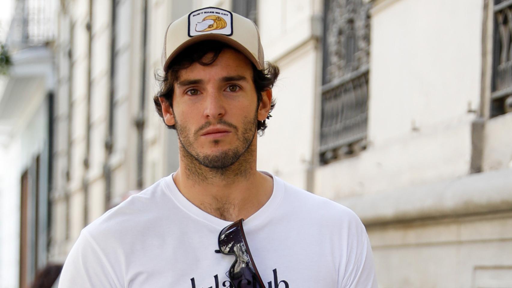 Íñigo Onieva paseando por las calles de Madrid antes de que se hiciera pública su infidelidad confesa a Tamara Falcó.