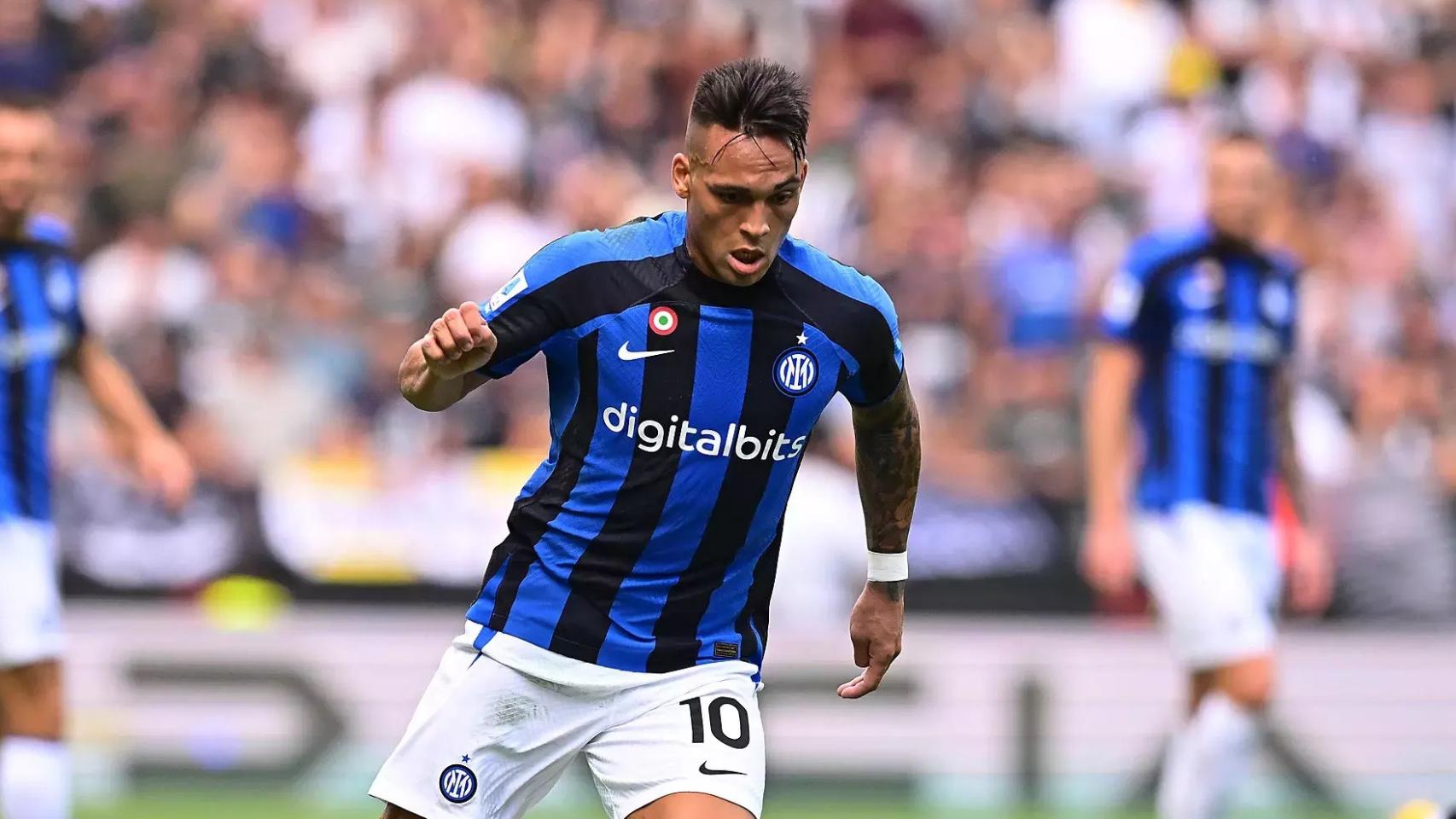 Lautaro Martínez, jugador del Inter, con la publicidad todavía en el pecho.