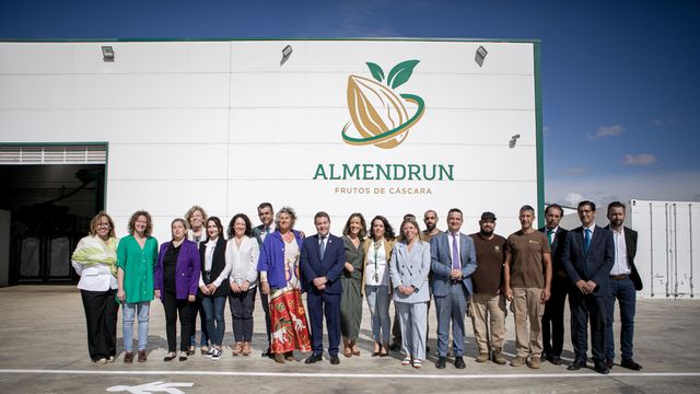 Visita a la empresa ‘Almendrum’ en Tomelloso. Foto: JCCM.