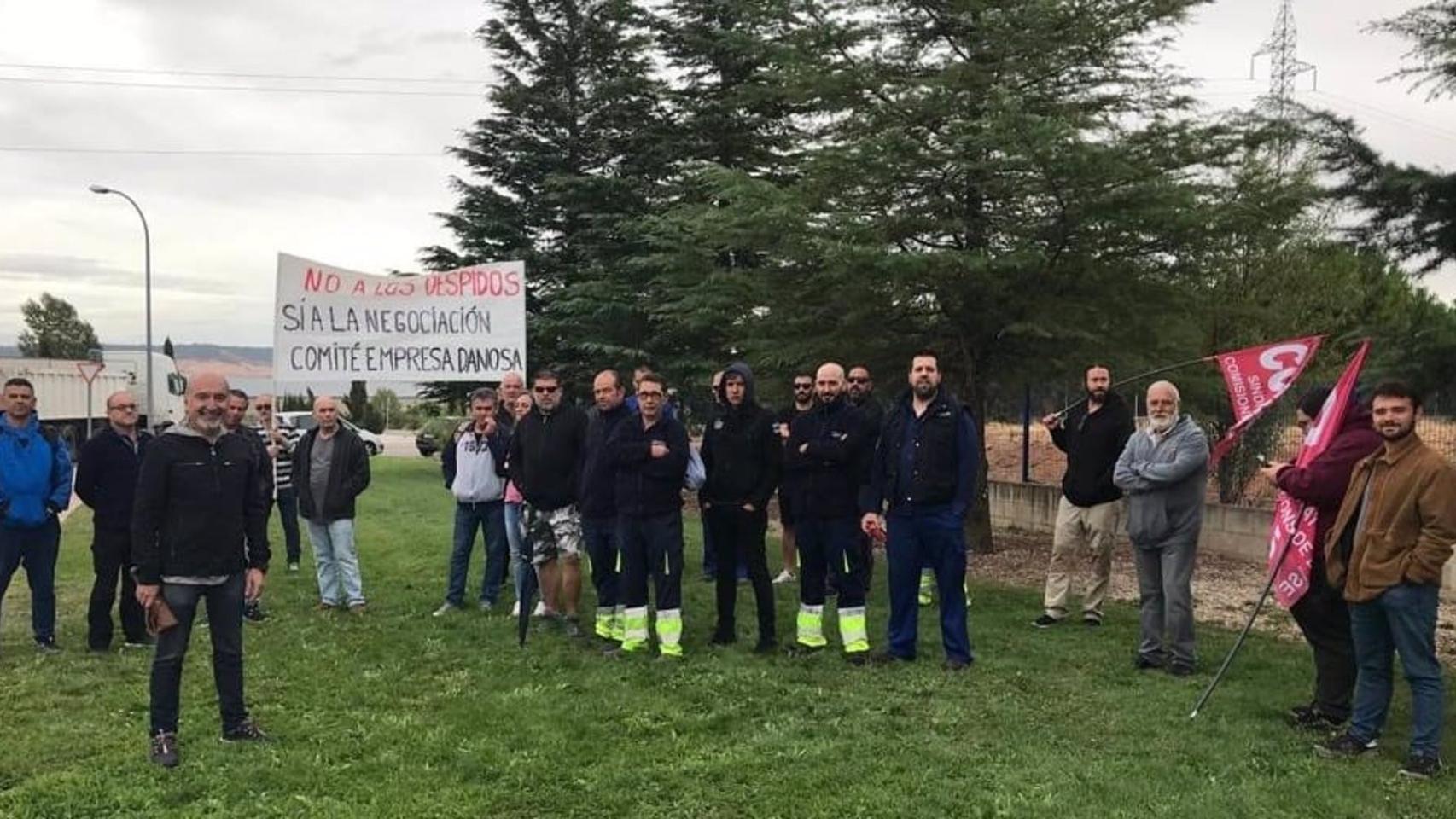 Concentración ante las puertas de la fábrica de Danosa. Foto: Europa Press.