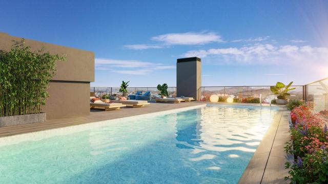 Piscina en la cubierta de Gaudia, la primera promoción que lanza AEDAS Homes en la zona norte de Murcia.