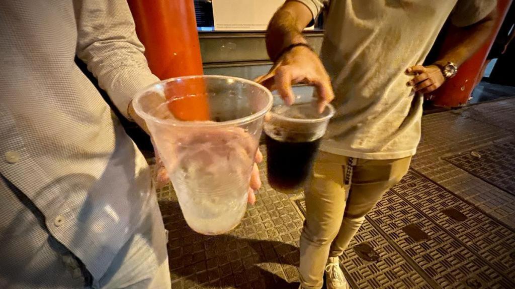 Imagen de archivo de dos jóvenes bebiendo.