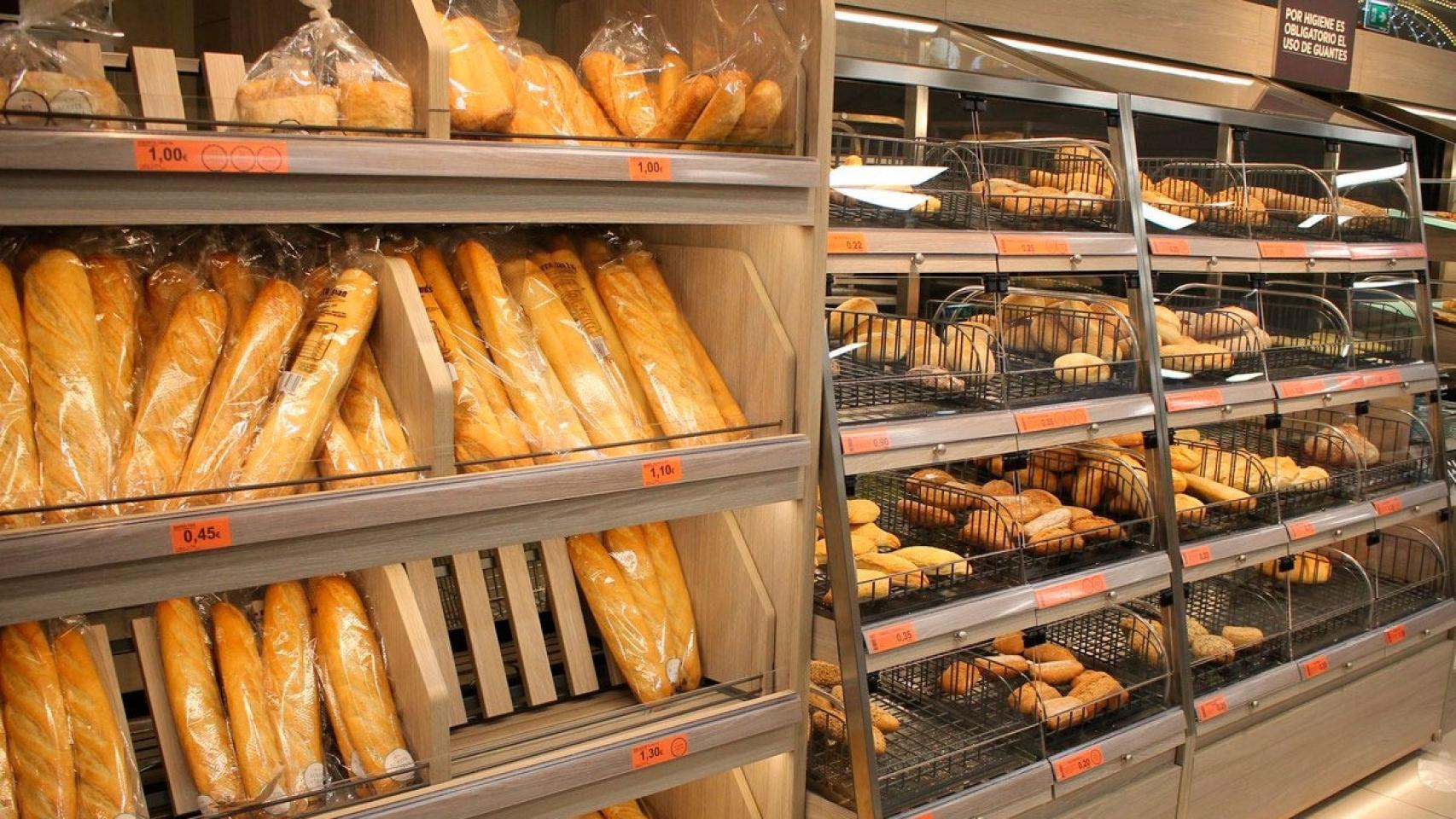 Este es el verdadero motivo por el que la fruta está a la entrada y el pan al fondo en los supermercados.