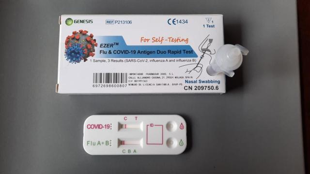 Test de detección de Covid-19 y gripe y la tabla con doble resultado negativo.