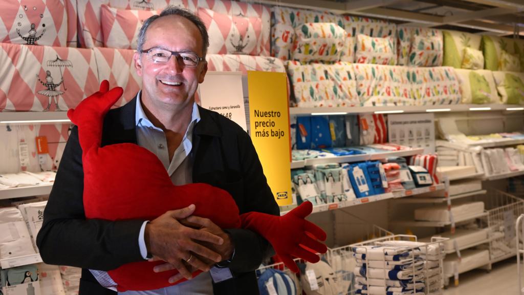 Juvencio Maeztu posa junto al peluche icónico de Ikea en una foto de 2022.