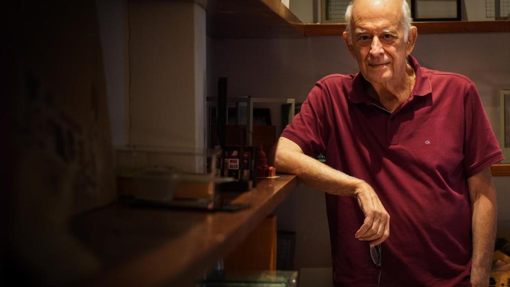 José Seguí, apoyado en una de las estanterías de su despacho.