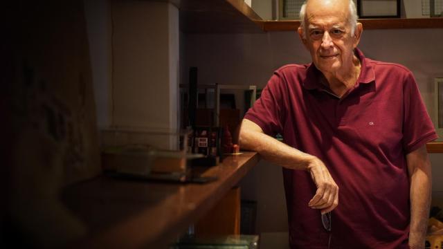 José Seguí, apoyado en una de las estanterías de su despacho.