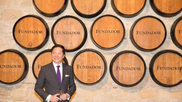 Andrew Tan, en las bodegas Fundador.