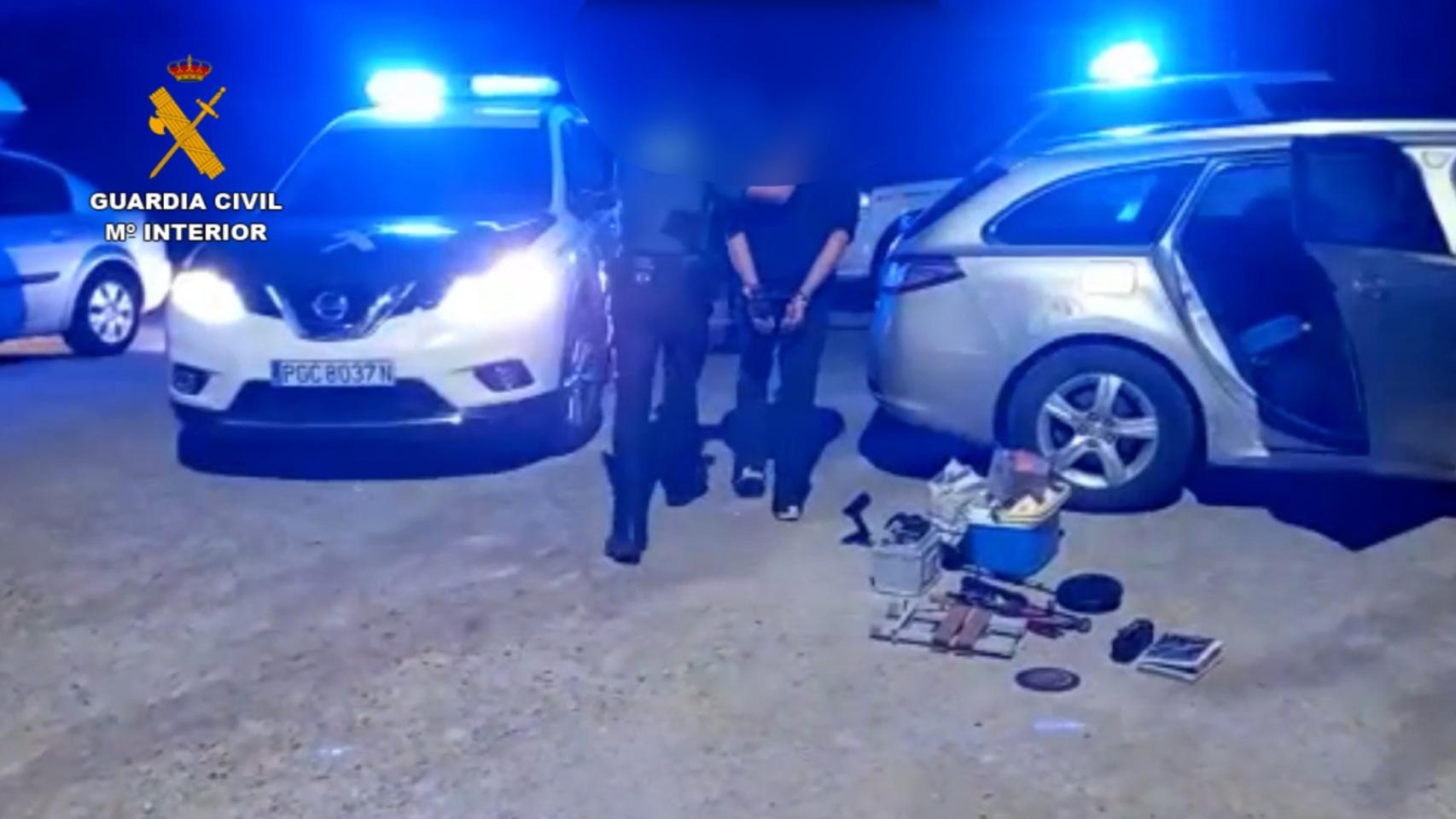Dos detenidos interceptados mientras se fugaban tras robar en un taller de Las Merindades