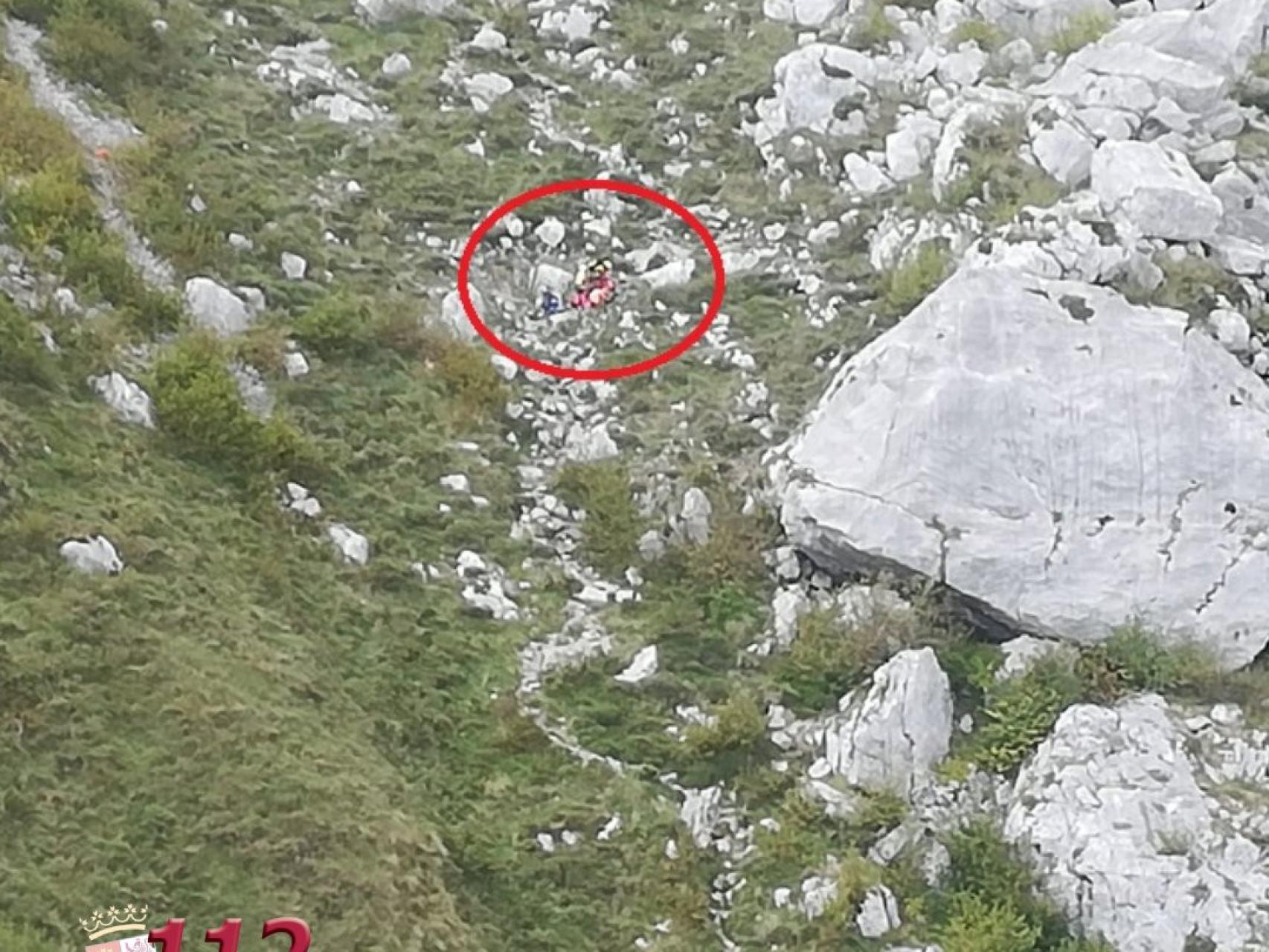 Imagen del rescate de una montañera a la altura de Posada de Valdeón, este viernes.