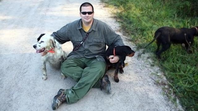 Germán Erquicia junto a sus perros en un parque de Cantabria.
