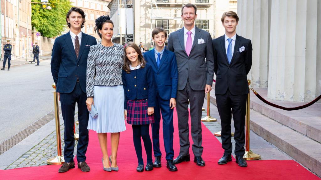 Joaquín de Dinamarca con su esposa y sus cuatro hijos en el Jubileo de la Reina Margarita.