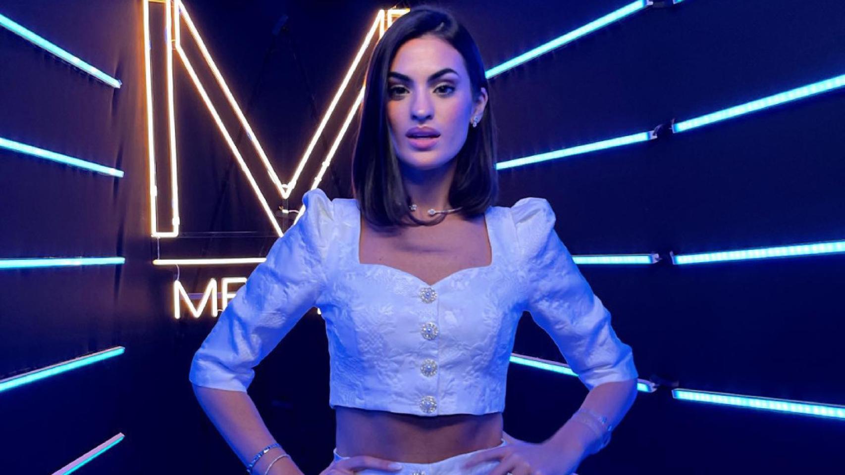 Marta Lozano con un espectacular 'look' de Apparentia.