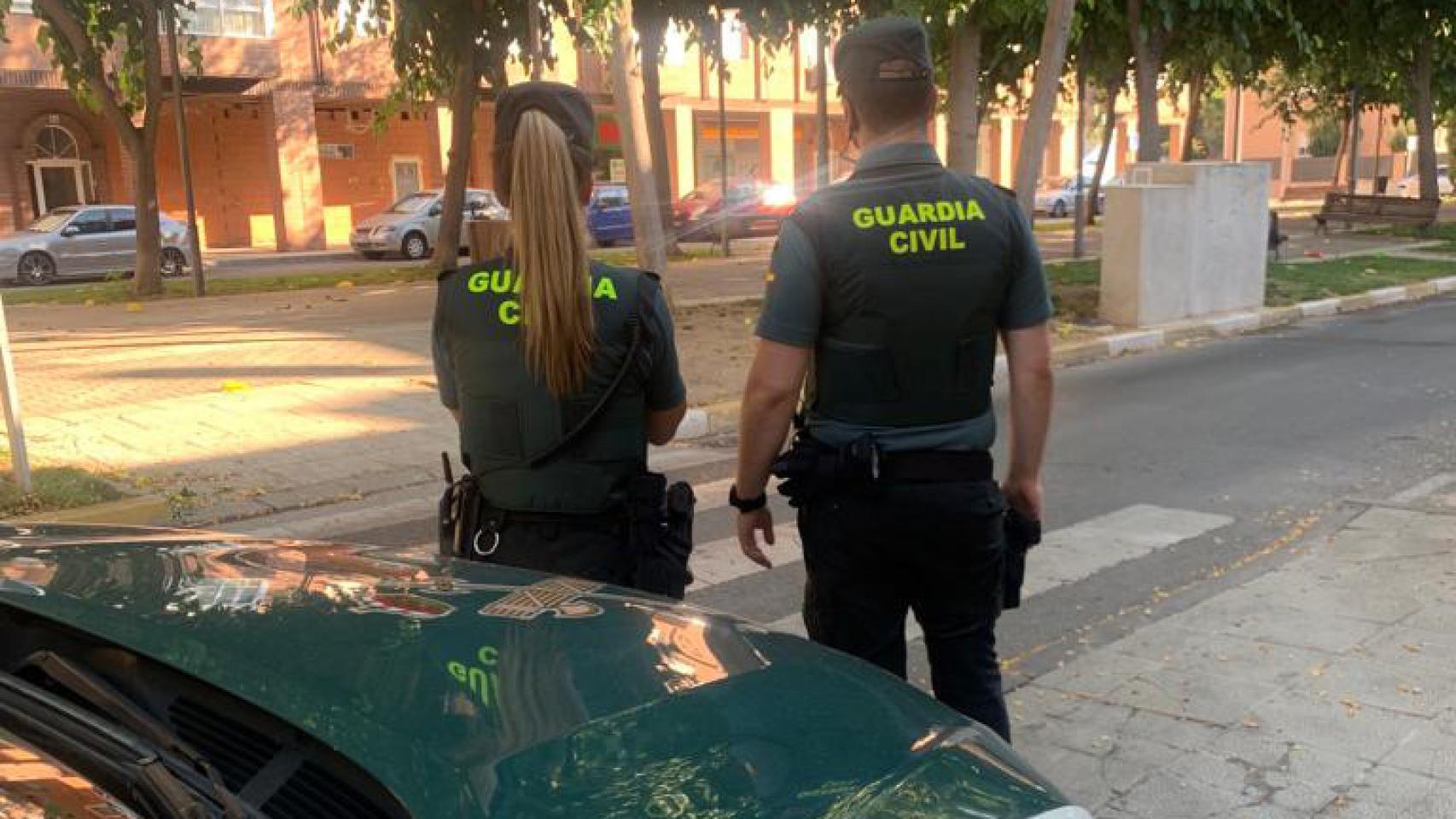 Imagen de dos agentes de la Guardia Civil