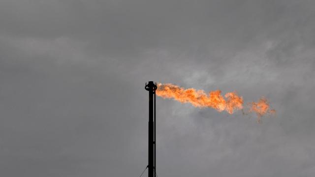 Imagen de archivo de la quema de gas natural en una planta de producción.