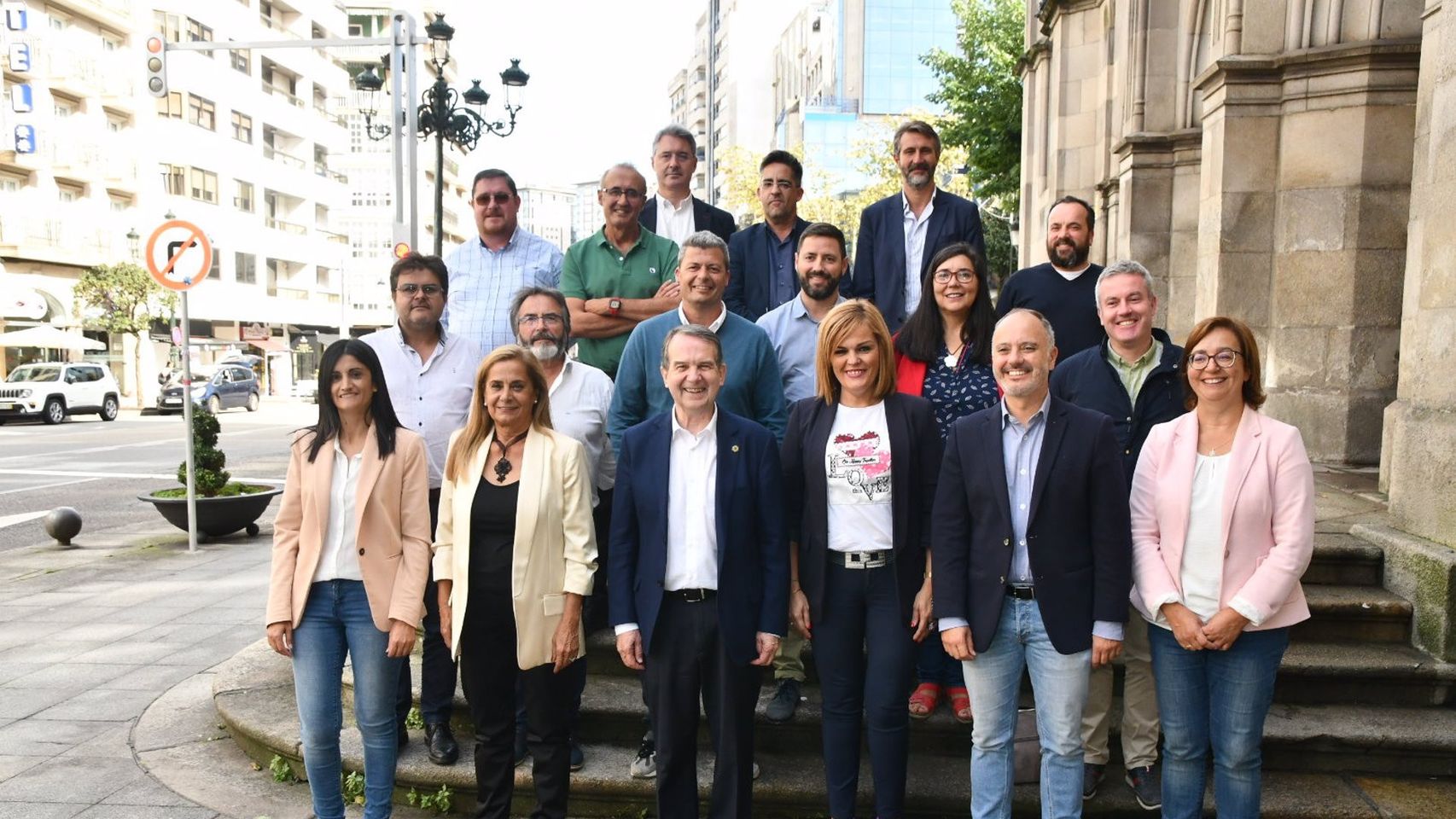 Alcaldes y alcaldesas socialistas de la provincia de Pontevedra, reunidos en Vigo para trasladar su apoyo a la pesca de fondo.