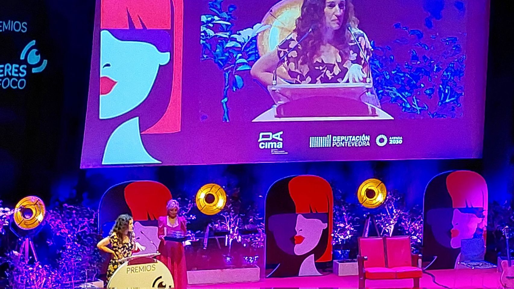 Paula Cons recogiendo su premio Mulleres no Foco 2022 en Pontevedra.