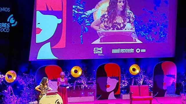 Paula Cons recogiendo su premio Mulleres no Foco 2022 en Pontevedra.