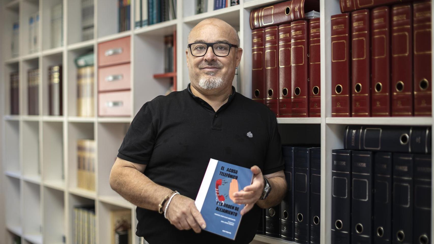 Francisco Javier Galán con su manual contra el acoso de las compañías telefónicas.