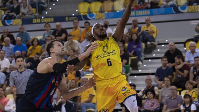 Una acción del choque en el Gran Canaria Arena que ha terminado con derrota para el Barcelona