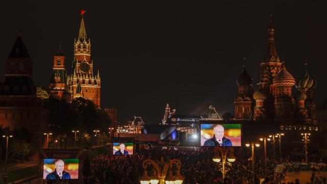 Una multitud atiende al discurso del presidente ruso, Vladímir Putin, tras anunciar la anexión a Rusia de cuatro territorios ucranianos