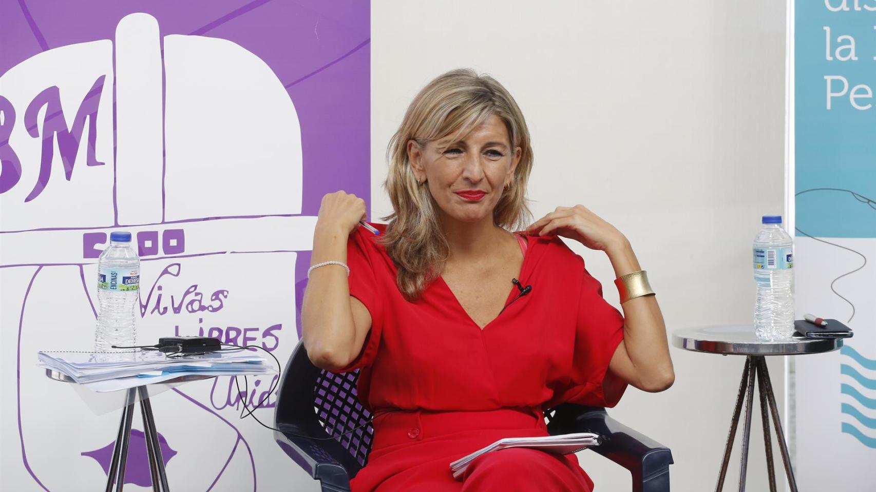 La vicepresidenta segunda del Gobierno y ministra de Trabajo, Yolanda Díaz,durante un encuentro con mujeres del sector de la conserva en Vigo.