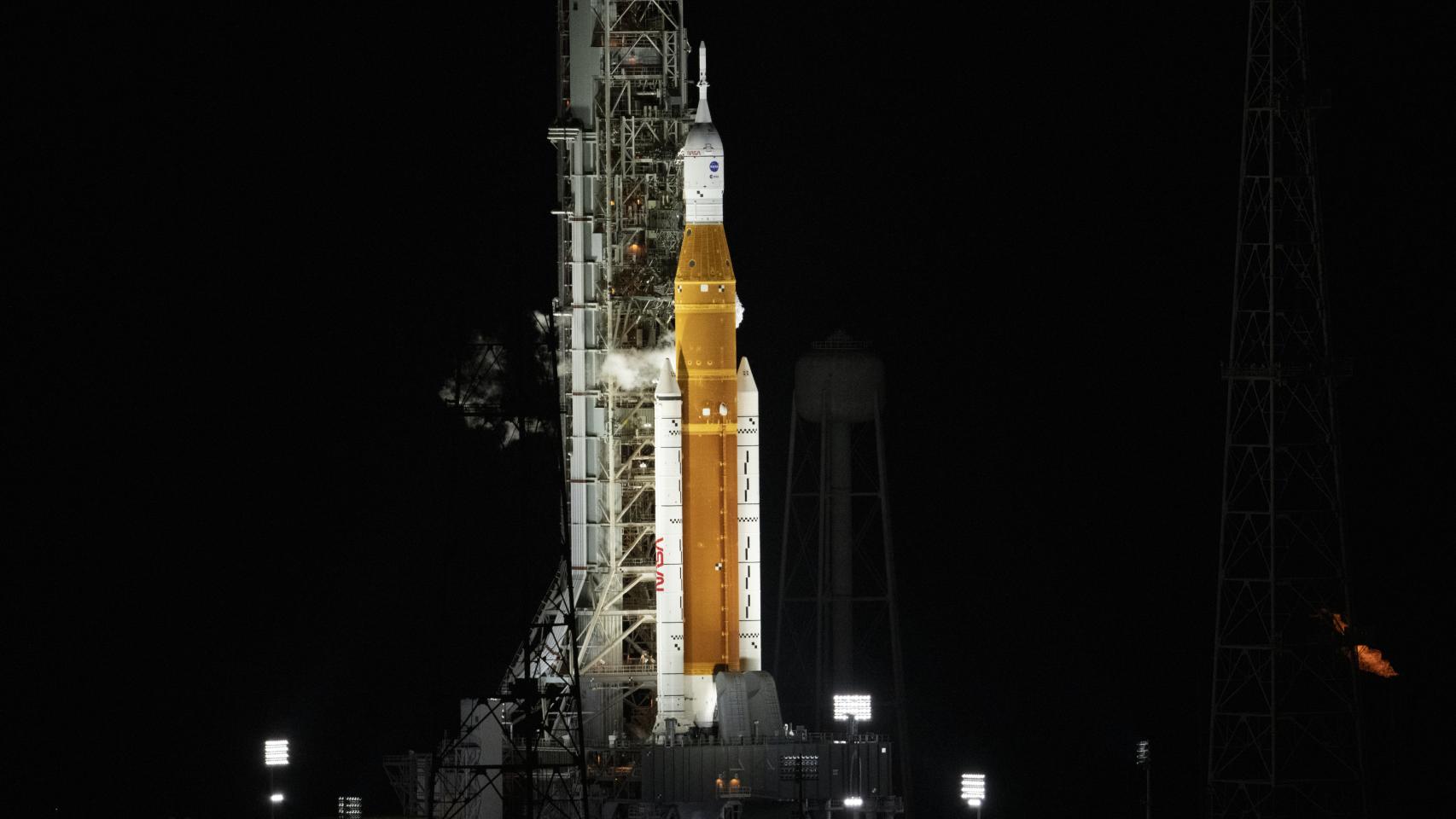 Cohete SLS y nave Orión en la plataforma de lanzamiento