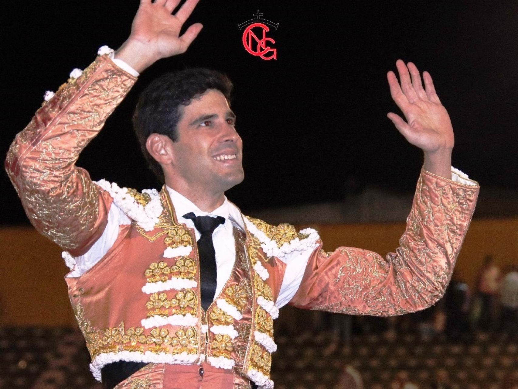 López Simón saliendo a hombros del coso cuellarano