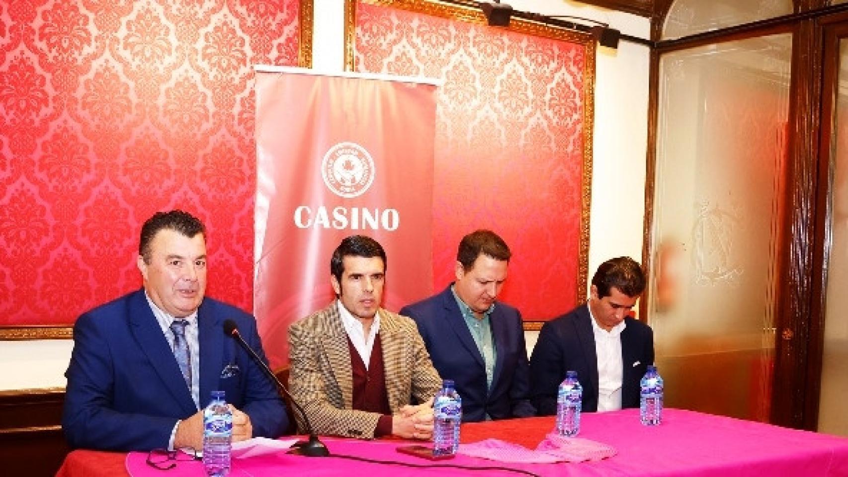 Toreros, empresario y escritores en los premios taurinos