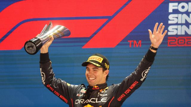 Checo Pérez  celebra su triunfo en el Gran Premio de Singapur.
