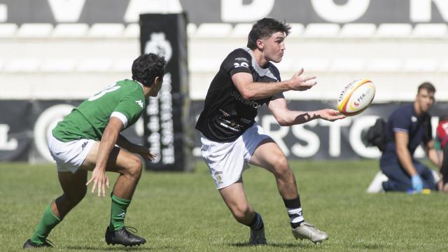 Beau Peart abre el oval en una jugada del encuentro entre SilverStorm El Salvador y Pozuelo RU disputado en los campos de Pepe Rojo