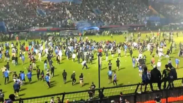 Imagen de la batalla campal sobre el césped del estadio Kanjuruhan, en la provincia de Java Oriental.