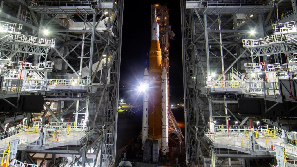 El cohete SLS y la nave Orión de Artemis I en la VAB